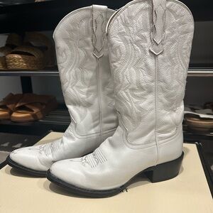 Shyanne White Embroidered Western Boots
